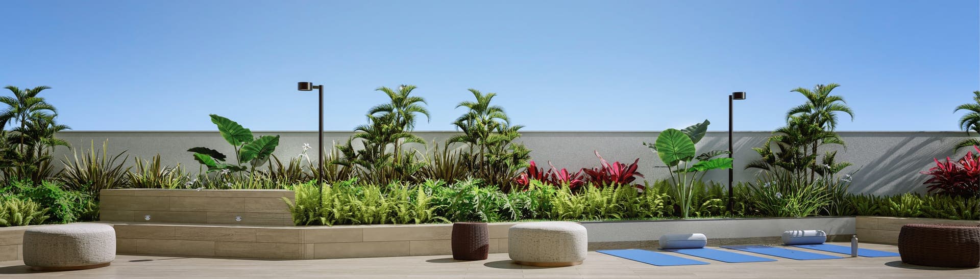 Arquibancada de yoga do Core Palácio cercada de plantas