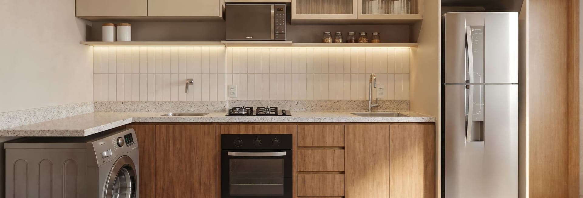 Cozinha decorada do Hauer 4You com bancada em granito e armários de madeira