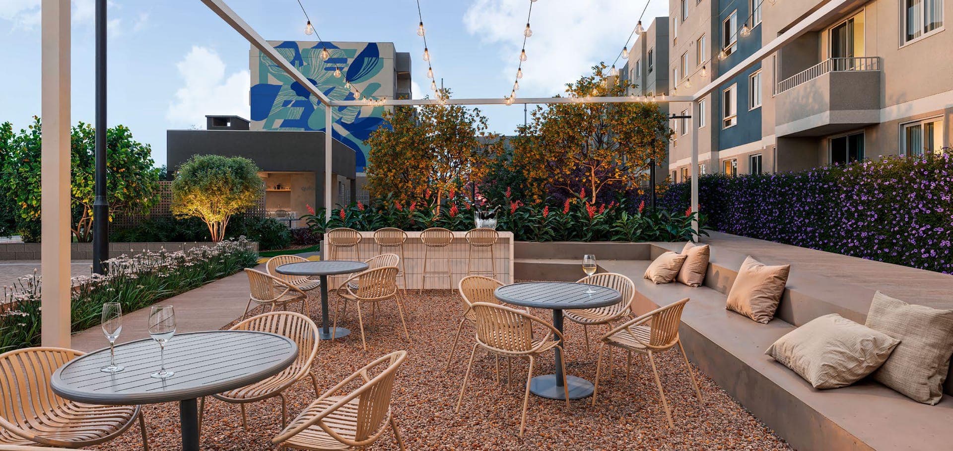 Outdoor living do Hauer 4You com mesas, bancos e luzes